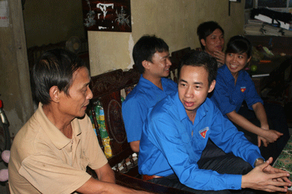 Đoàn TN tổ chức tặng quà cho các gia đình chính sách